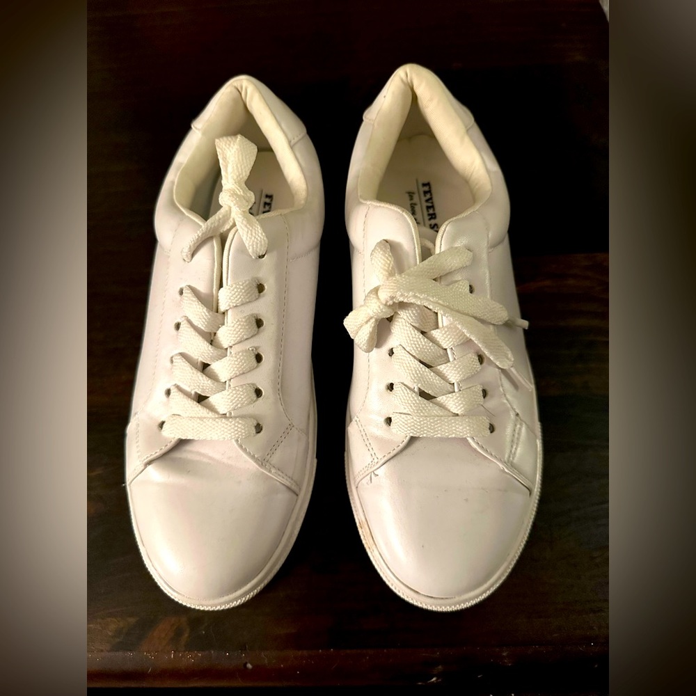 White tennis shoes